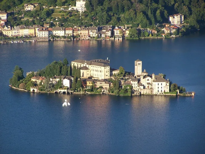 L'Isola di San Giulio al centro del Lago d'Orta, vista dall'alto