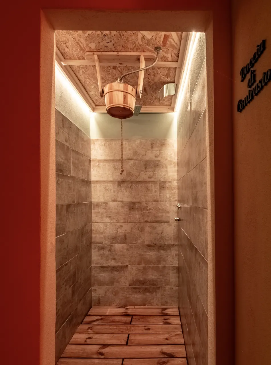 doccia contrasto con secchio